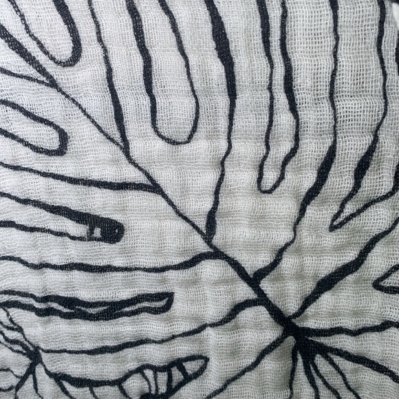 Elan gauzy cotton romper with two front pockets and adjustable waist size small - Picture 3 of 9